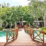 Near Beach+Jungle Views. King Bed+220 Megs+2 Bikes