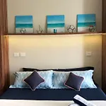 Near Beach+Jungle Views. King Bed+220 Megs+2 Bikes