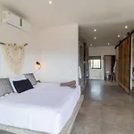 Casa Macarena Loft 1-Br Escape Near Downtown