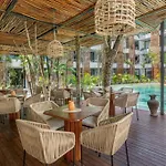 Jade Hotel *