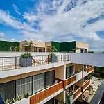 2 Bedroom With Rooftop Pool And Gym