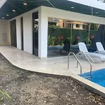 Cozy Apt W/Swim-Up Pool