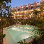Jade Hotel *