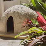 Jade Hotel *