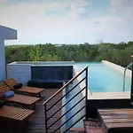 New Luxury Condo.Close To Town. Pool.60 Mb Fiber.