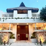 2 Bedroom Apt W/Amazing Rooftop & Jungle Views