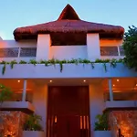 2 Bedroom Apt W/Amazing Rooftop & Jungle Views