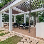 Apartment Encanto Private Balcony 2 Pools Gym Only 5 Minutes To Beaches