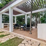 Serene Private Rooftop Jacuzzi Penthouse 2 Pools 5 Min To Beach + Gym