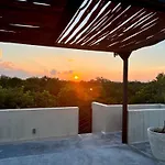 Apartamento Jungle Gem With Swim-up Pool & Easy Paved Access