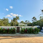 Villa Tortuga lux 4 Bdr Big garden*Pool *Cenote