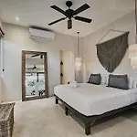 240m2 - 16 Persons - 6 - 2 Swimming Pool - 3 Jacuzzis *