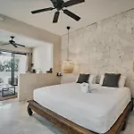 240m2 - 16 Persons - 6 - 2 Swimming Pool - 3 Jacuzzis