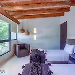 Moderna Yaxiik 19 Hotel