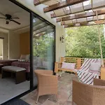 Holiday home Stunning For 10-cabana-private Pool-parking *