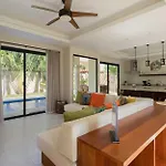 Holiday home Stunning For 10-cabana-private Pool-parking