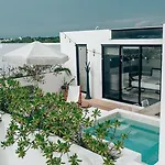 Penthouse Haven With Pv Rooftop Pool Gym And 24H Security