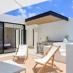 Penthouse Haven With Pv Rooftop Pool Gym And 24H Security