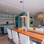 Luxurious Oasis Jacuzzi With Art Gallery And Pool *