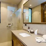 Luxurious Oasis Jacuzzi With Art Gallery And Pool