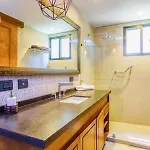 Luxurious Oasis Jacuzzi With Art Gallery And Pool *