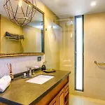 Luxurious Oasis Jacuzzi With Art Gallery And Pool