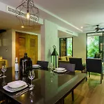 Apartamento Luxurious Oasis Jacuzzi With Art Gallery And Pool