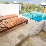 Luxury Condo 200Mbps Jacuzzi And Balcony Rooftop Pool