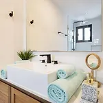 Chic Townhouse With Private Pool And Rooftop View Holiday home *