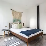 Chic Townhouse With Private Pool And Rooftop View Holiday home