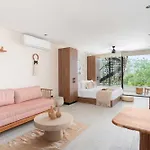 Jade Hotel *