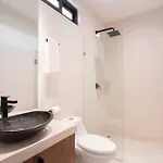 Jade Hotel *