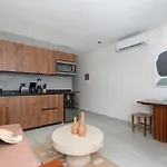 Jade Hotel *