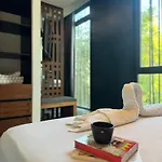 Iik By Groovy Stays- A Hip Condo-hotel With Wifi, Rooftop, Pool, Sleeps 6 4*