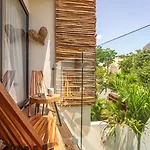Jungle Sky Jacuzzi Condo Beach Club Access