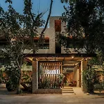 Itza Jungle Queen Swim Up With Beach Club Access