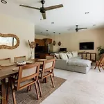 Itza Jungle Queen Swim Up With Beach Club Access