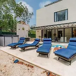 Private Pool Yard Bbq Terrace Town 10 Min