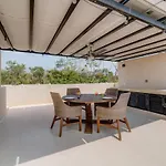 Private Pool Yard Bbq Terrace Town 10 Min