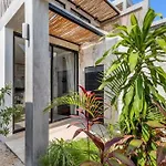 Luxury New Villa Plus Pool - 5 Mins To Beach & Downtown