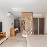 Penthouse Retreat Private Pool & Premium Amenities