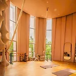 Divine 2br W Pool Gym Yoga Classes Restaurant *