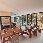 Majestic Jungle Villa With 2 Pools & Rooftop Bbq