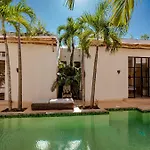 Posh Large Villa Minutes From The Beach