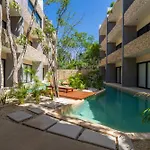 *Jungle Ph W/Pool, Close To Downtown & Beach