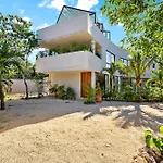 Majestic Jungle Villa With 2 Pools & Rooftop Bbq