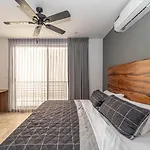 King With Private Balcony, Rooftop Pool, Gym Holiday home Tulum