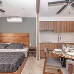 Holiday home King With Private Balcony, Rooftop Pool, Gym Tulum