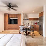 King With Balcony, Gym, Rooftop Pool Holiday home