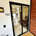 Chic 2br Condo, Private Jacuzzi And 2 Free Bikes *